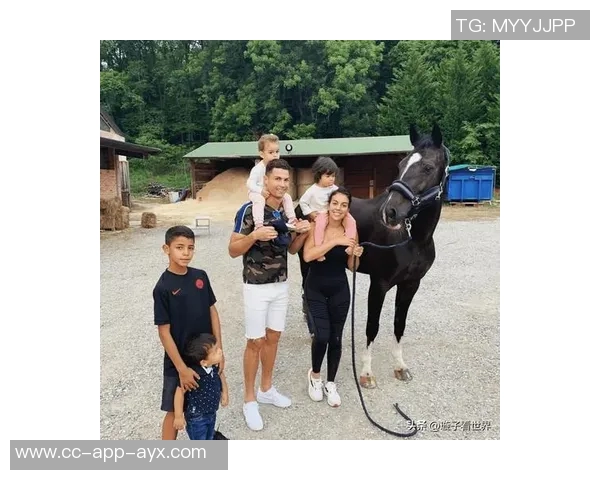 乔治娜分享迷你罗家族正装照颁奖礼上全家齐聚显温馨气氛