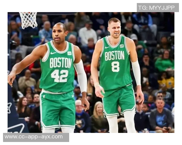 波尔津吉斯赛后与豪泽塔图姆怀特亲切交流回忆夺冠时光