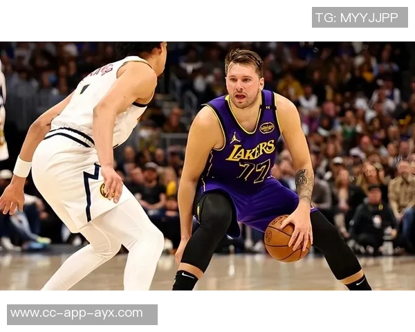 约什格林称赞三球自信与东契奇相似展现强大技巧的关键所在 约什格林称赞三球自信与东契奇相似展现强大技巧的关键所在